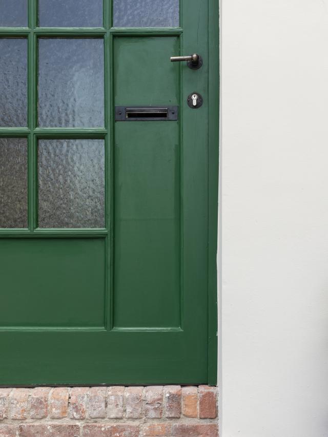 Zoom sur la porte d'entrée et son seuil 