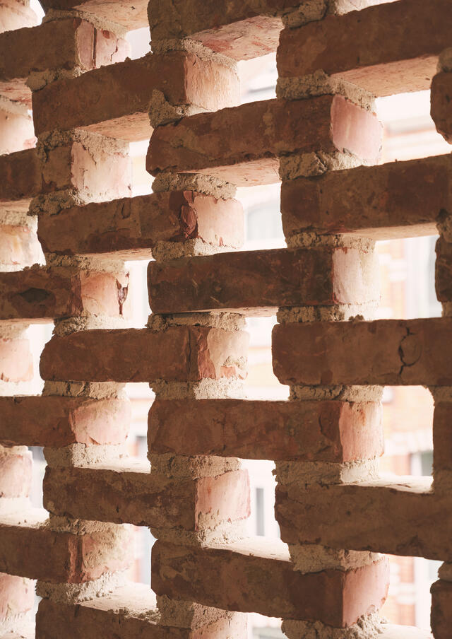 Détail de la façade en brique ajourée 