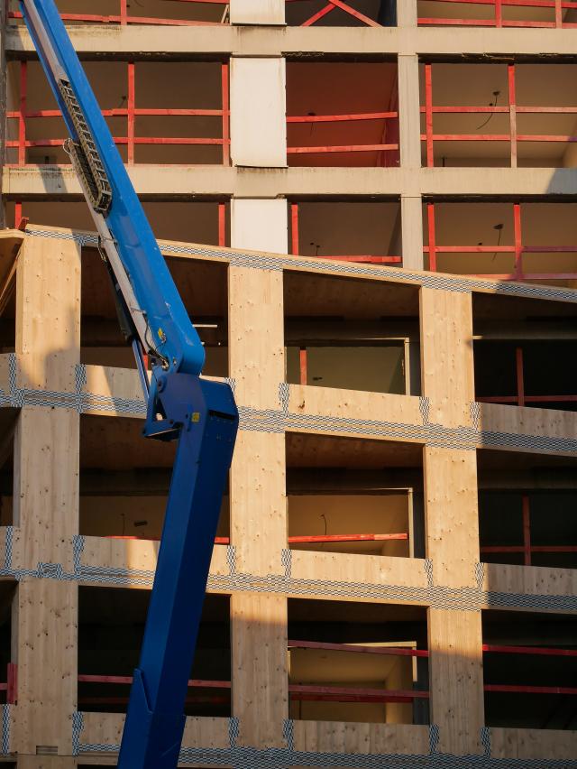 Photo de chantier. Montage de l'ossature CLT.