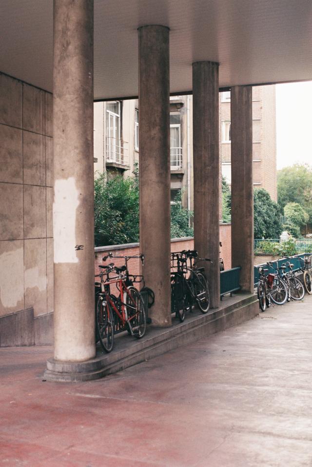 Photo argentique de la colonnade béton 