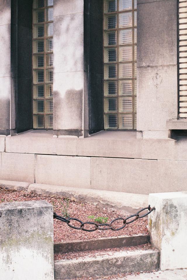 photo argentique soubassement pierres et pavés de verres