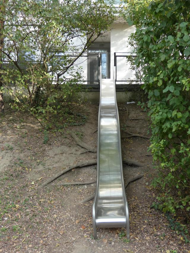 photo d'un toboggan dans l'espace public