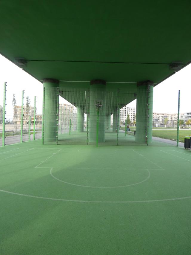 photo sous une voie aérienne de transport public