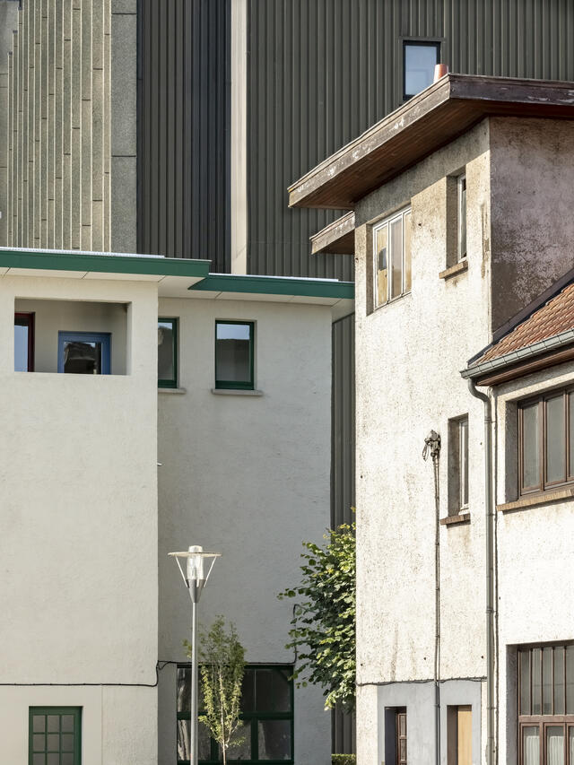 Photo des bovenhuis de la cité moderne, le rénové à gauche, l'état existant à droite