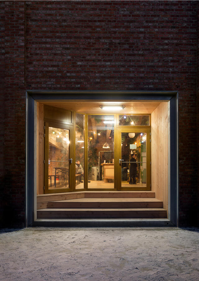 Photo de nuit, vue sur l'entrée 