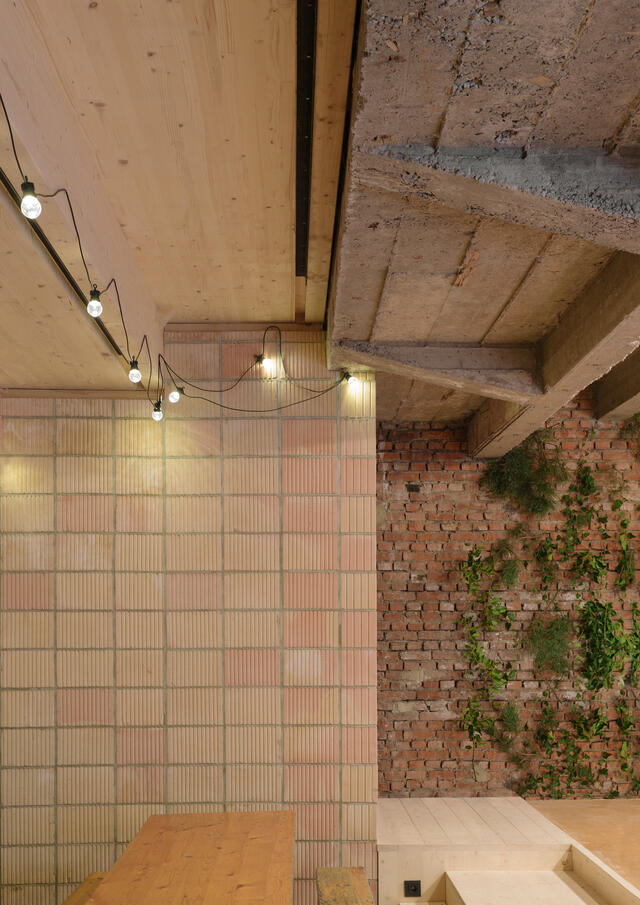 Photo sous les gradins, montrant la jonction entre l'existant et la nouvelle intervention 