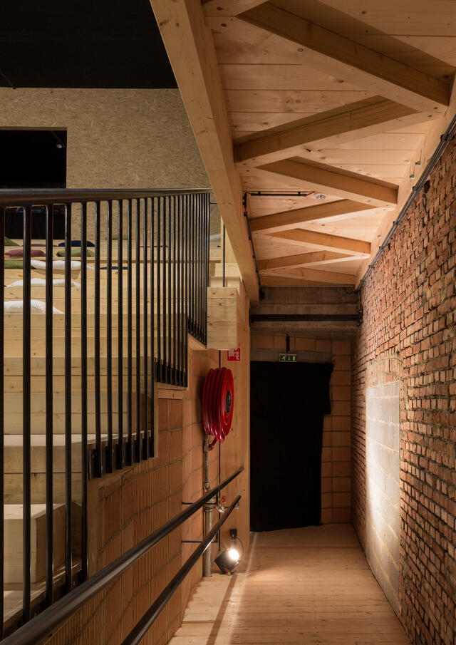 Photo sur le couloir le long des gradins 