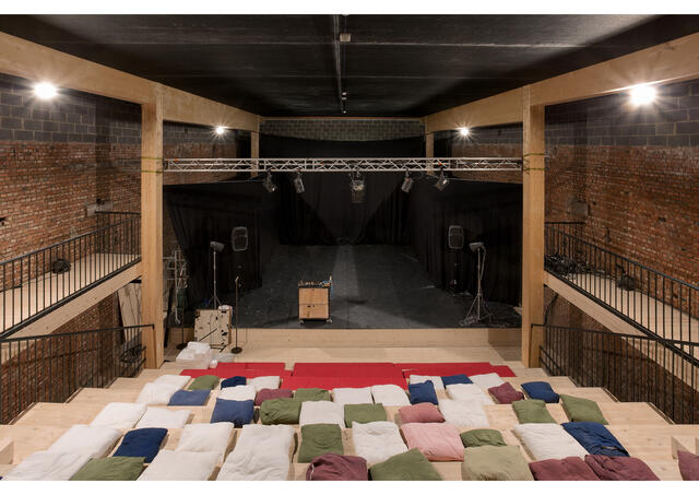 Photo de la scène depuis le haut des gradins 