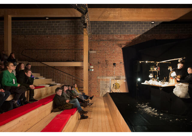 Photo de la scène et des gradins lors d'une représentation 