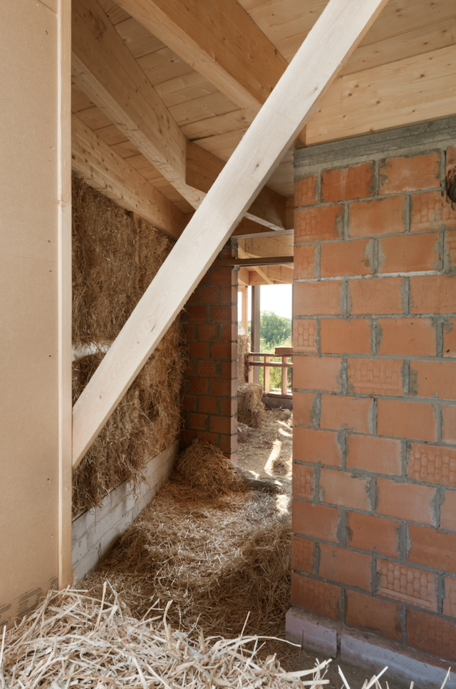 Photo du chantier pendant la pose de la paille 