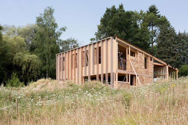 Photo en contre-plongée du projet pendant le chantier 