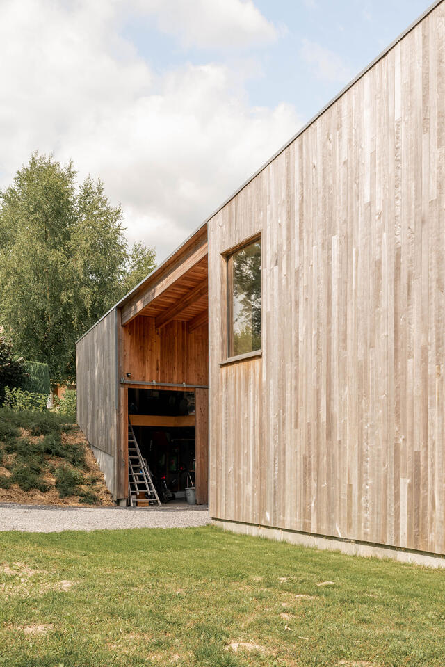 Photo de la façade latérale et du porche 