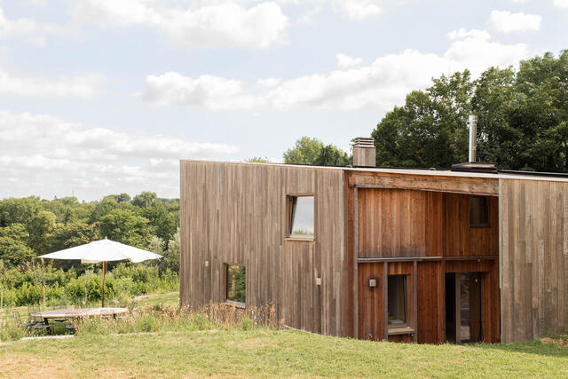 Photo de la façade latérale et du porche 