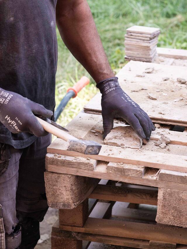 photo d'un ouvrier nettoyant les carrelages 