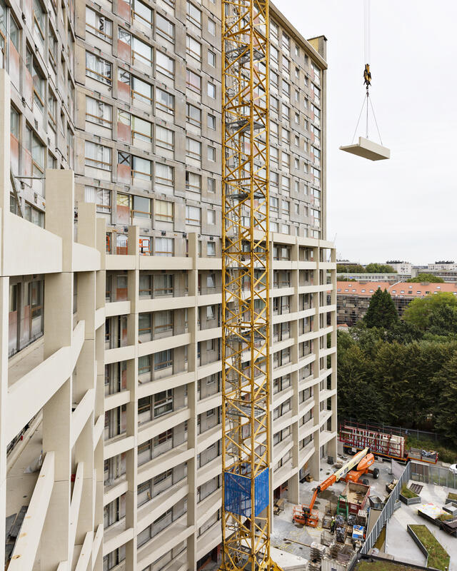 Goujons - Photo de chantier de la phase 1 - Manutention d'un balcon