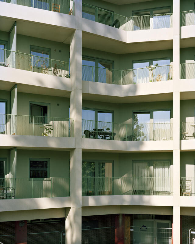 Goujons - Photo de quatre balcons habités dans le pli de l'immeuble