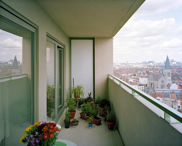 Goujons - Photo d'un balcon fleuri au 18ème étage avec vue vers le Nord