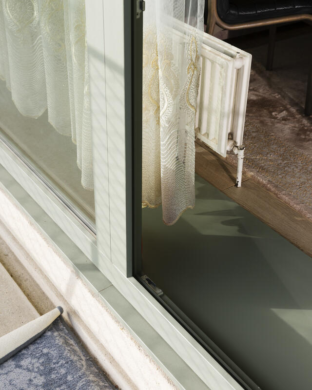 Goujons - Photo d'un balcon - Détail du seuil de porte