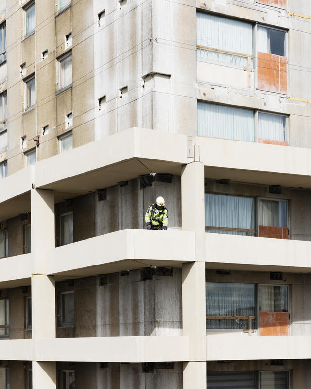 Goujons - Photo de chantier - Phase 2 - Ouvrier sur un balcon d'angle au Sud