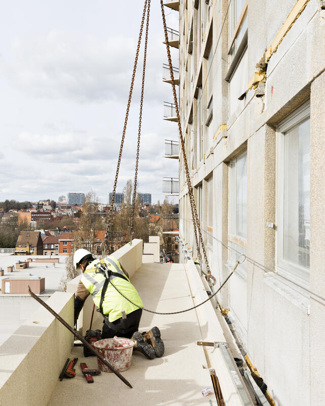 Goujons - Photo de chantier - Phase 2 - Ouvrier guidant la pose d'un balcon
