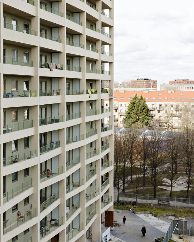 Goujons - Photo de la façade rénovée depuis un balcon