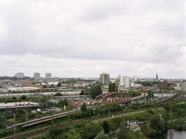 Photo de l'immeuble des Goujons en 2020 avant rénovation - Vue depuis le réseau de chemin de fer