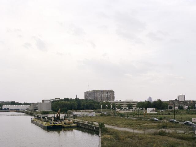 Photo de l'immeuble des Goujons en 2020 avant rénovation - Vue depuis le canal