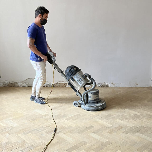 Photo - Ponçage du parquet à battons rompus en chêne