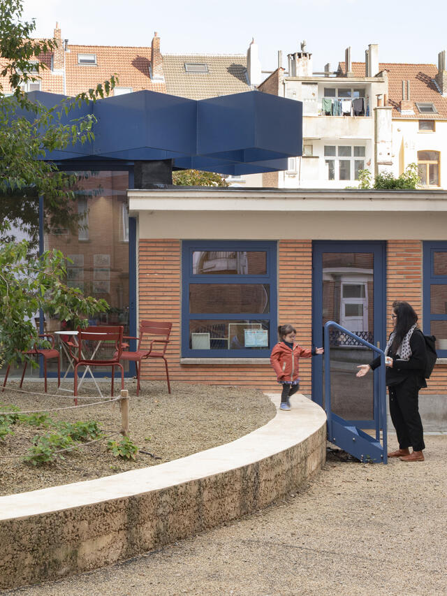 Un enfant et sa maman devant le kindercafé