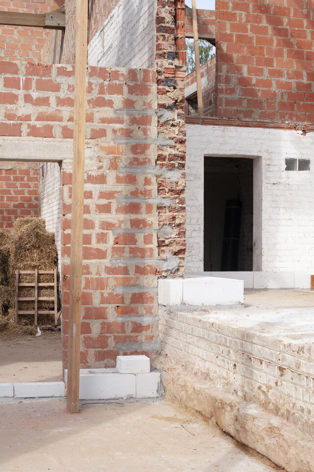 photo de chantier, murs en briques à nu