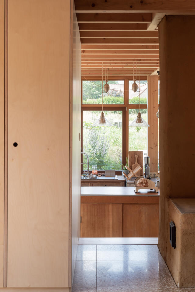 Photo intérieure, ossature bois, mobilier sur mesure, poêle de masse