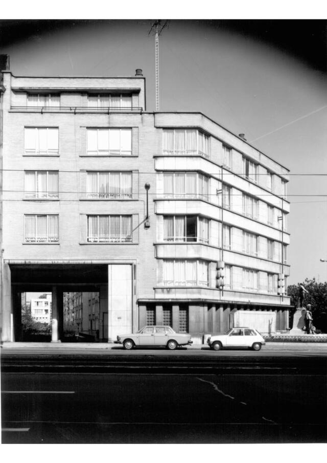 Photo du bâtiment depuis l'autre côté du Boulevard Général Jacques 