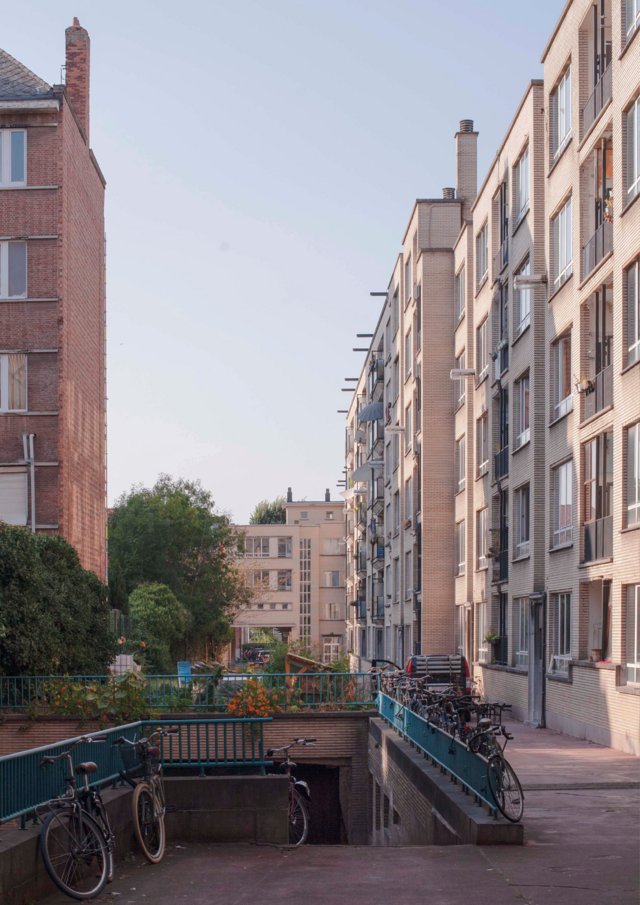 Photo de l'intérieur d'îlot vers la rampe de parking 